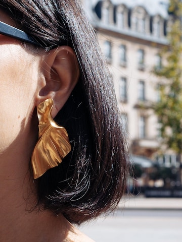 Les Reines Oorbellen 'Graceful Wings - Statement Earrings 24K Gold Plated' in Goud