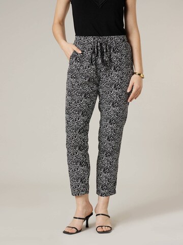 Deeluxe Tapered Hose 'Edisia' in Schwarz: Vorderseite