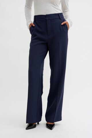 My Essential Wardrobe Loose fit Pleated Pants in Blue: front