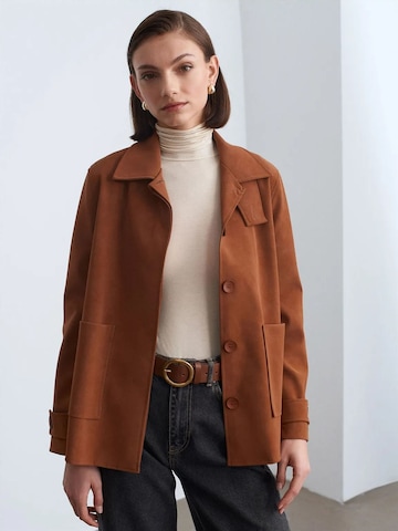 Veste mi-saison Dilvin en marron : devant