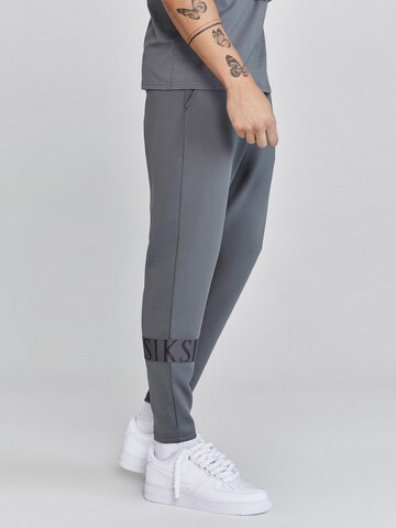 Effilé Pantalon SikSilk en gris