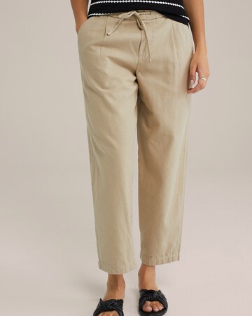 WE Fashion Regular Pleat-front trousers in Beige: front