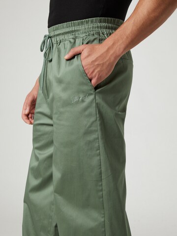 Loosefit Pantaloni 'WILHELM' di Sinned x ABOUT YOU in verde