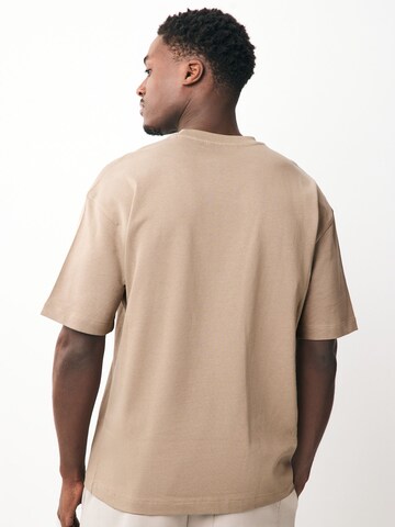 Tricou de la Next pe bej