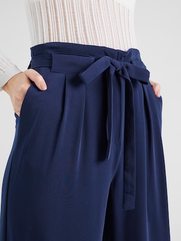VILA - Perna larga Calças com pregas 'Elin' em azul