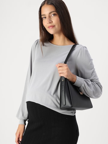Only Maternity T-shirt 'OLMFREE' i grå