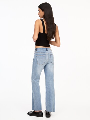 Pull&Bear Bootcut Jeans in Blau