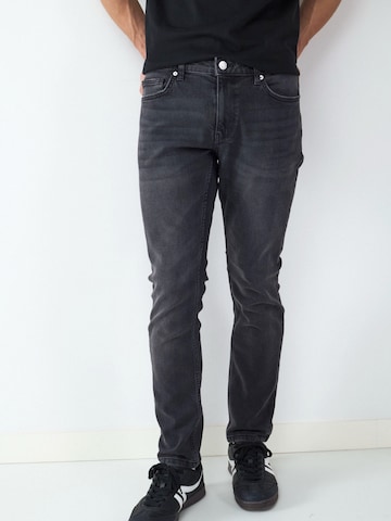 BALMOHK Slimfit Farkut 'IZAN' värissä musta: etupuoli