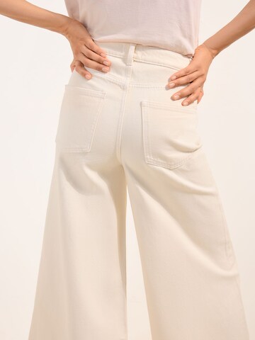 smėlio Friends Like These Plačios klešnės Džinsai