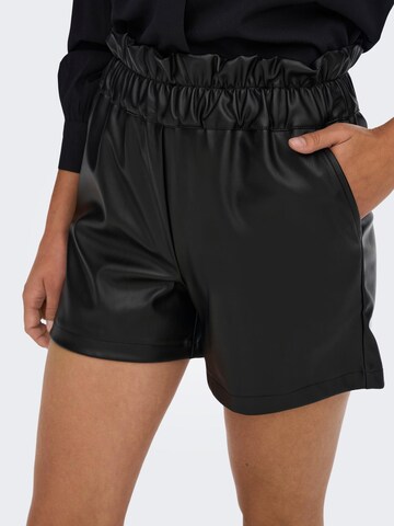 JDY Regular Shorts in Schwarz