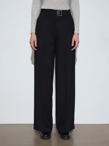 Dilvin Wide leg Trousers in Black: front