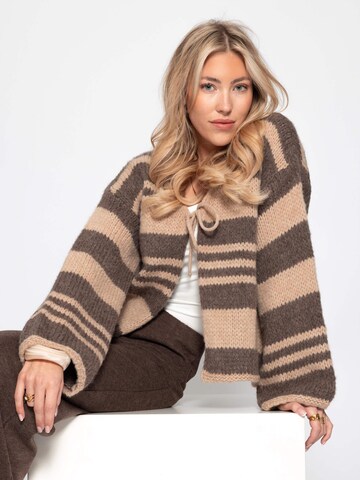 SASSYCLASSY Strickjacke‌‌‌‌‌‌ in Braun