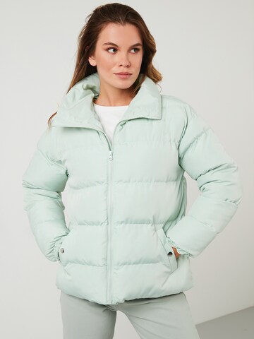 LELA Winter Coat in Green: front