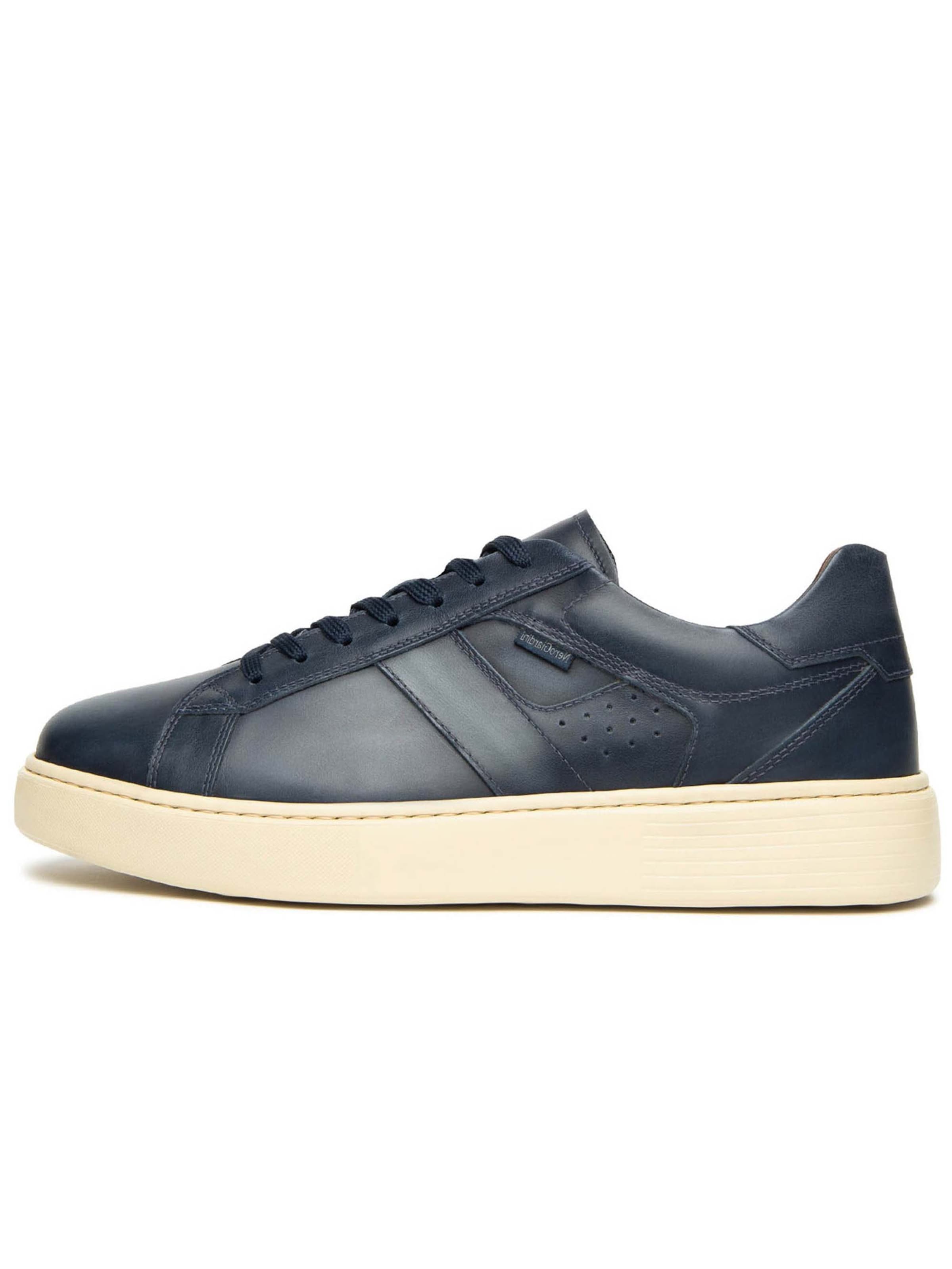 Baskets basses Nero Giardini en bleu : devant