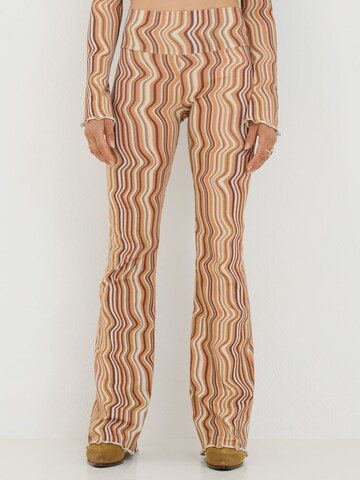 Flared Pantaloni 'LOU' di ABOUT YOU x Sofia Tsakiridou in beige: frontale