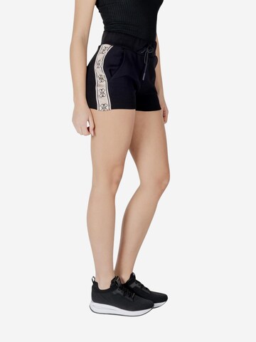 Slimfit Pantaloni sportivi 'BRITNEY V3GD13 KB3P2' di GUESS in nero