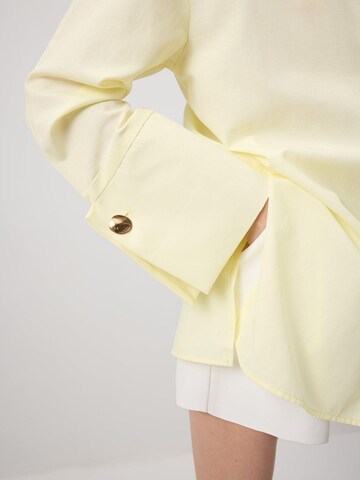 Touché Privé - Camiseta 'Poplin Shirt With Wide Cuff' en amarillo