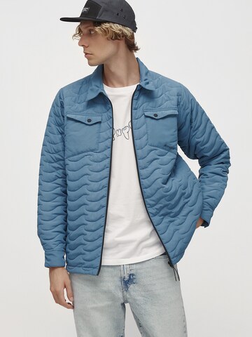 Pinetime Clothing Between-Season Jacket 'New Wave' in Blue: front