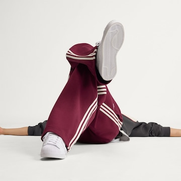 ADIDAS ORIGINALSLoosefit Hlače 'AdiSignature' - crvena boja