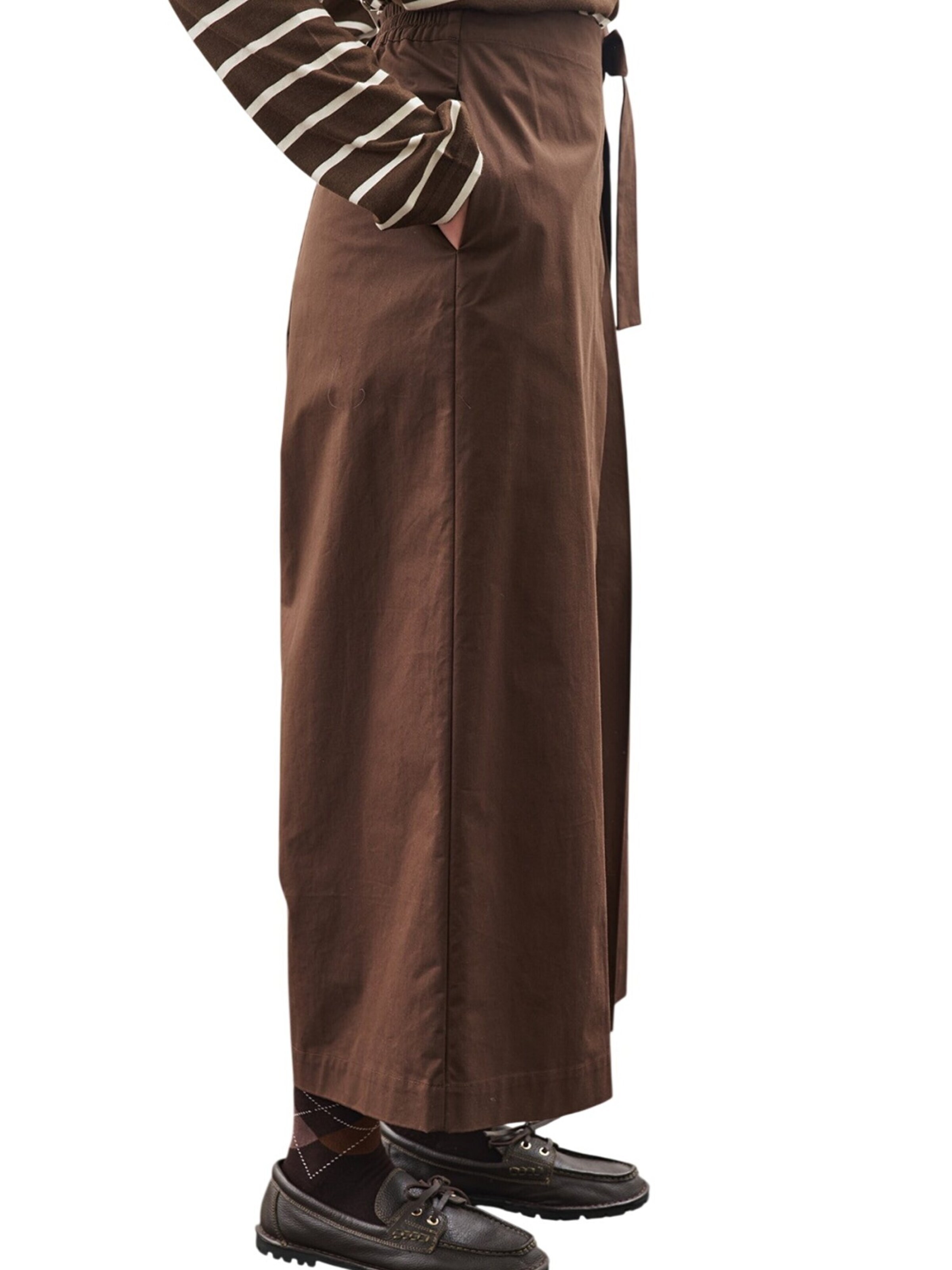 MANUKA Regular Trousers in Brown
