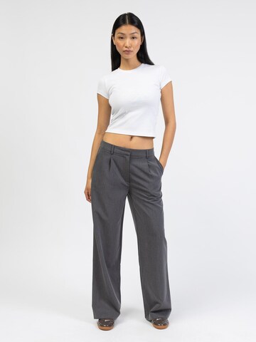BROKE + SCHÖN Loose fit Pleat-Front Pants in Grey
