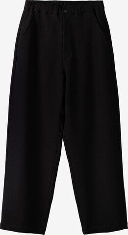 Pantaloni de la Bershka pe negru: față