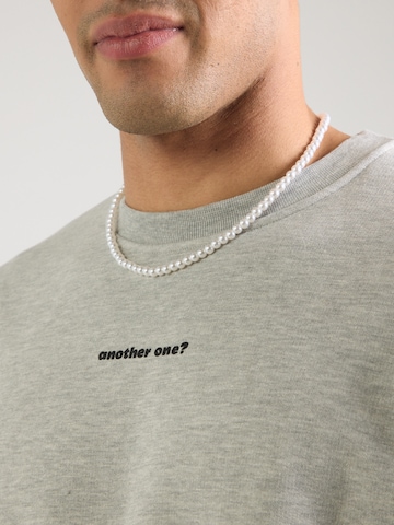 Kaotiko Bluzka sportowa 'ANOTHER ONE' w kolorze szary