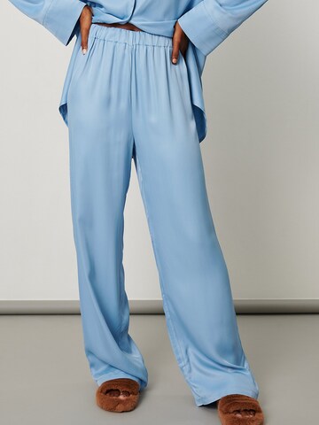 NA-KD Pyjamabroek in Blauw: voorkant