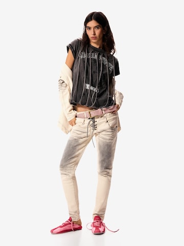 Tricou 'Masha Popova' de la Desigual pe negru