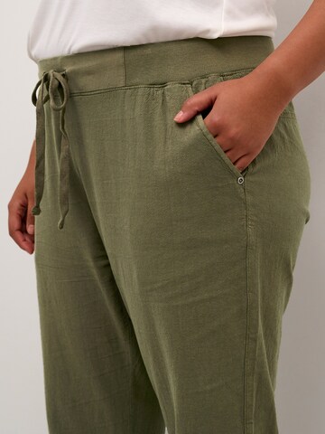 Tapered Pantaloni 'Nana' di KAFFE CURVE in verde