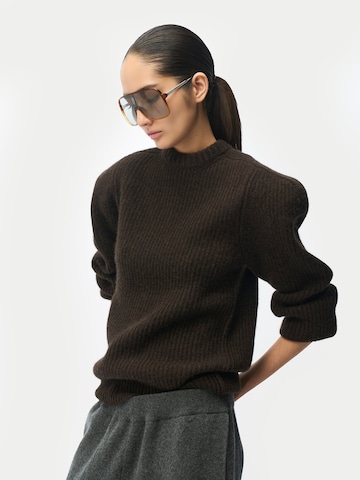 Pull-over 'Sculpted-Shoulder Cashmere Sweater' GOBI Cashmere en marron