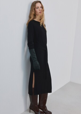 MANGO Strikkjole 'Sza' i sort