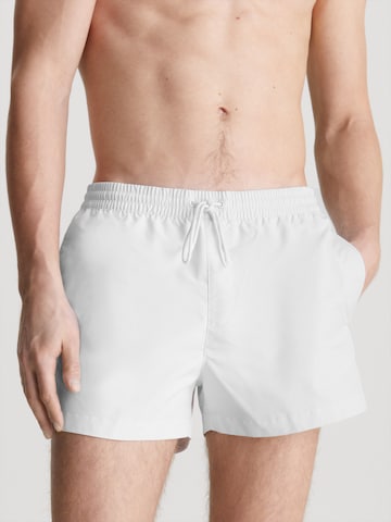 Shorts de bain Calvin Klein Swimwear en blanc : devant