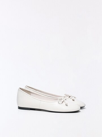 Bershka Baleriny w kolorze biały