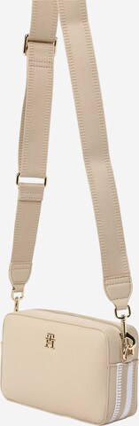 TOMMY HILFIGER Axelremsväska 'Essential' i beige