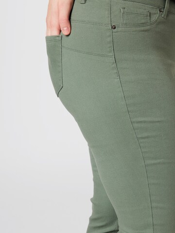 regular Pantaloni di Vero Moda Curve in verde