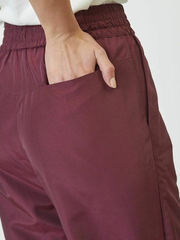 Effilé Pantalon ' Trice' co'couture en rouge