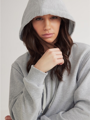 4TAILORS Collegetakki värissä harmaa