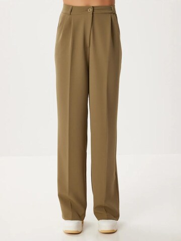 regular Pantaloni di Happiness İstanbul in verde: frontale