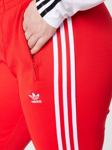 ADIDAS ORIGINALS Slimfit Hose in Rot