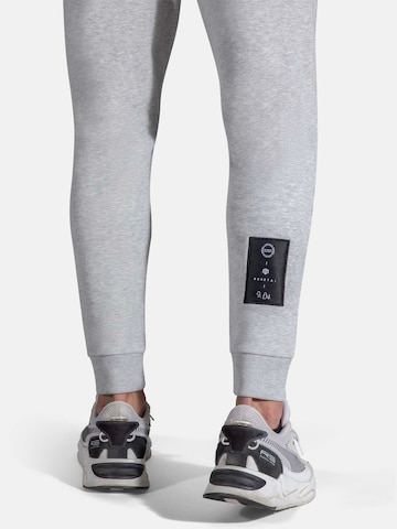 Effilé Pantalon de sport 'Corporate' MOROTAI en gris
