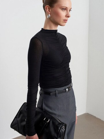 Dilvin Shirt in Black: front