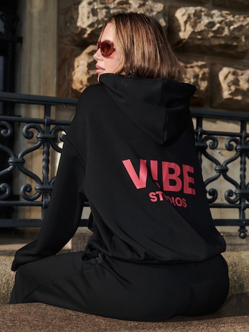 V!BE STUD!OS Collegepaita värissä musta