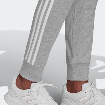 ADIDAS SPORTSWEAR Zwężany krój Spodnie sportowe 'Essentials' w kolorze szary
