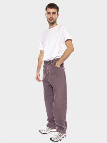Carhartt WIP Luźne Jeansy 'Brandon' w kolorze fioletowy