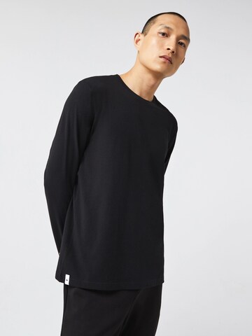 Tricou de la LACOSTE pe negru: față