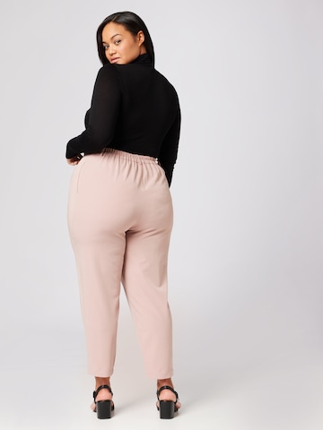 Tapered Pantaloni con pieghe 'Pearl' di Guido Maria Kretschmer Curvy in rosa