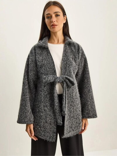 Bianco Lucci Cardigan en L en graphite, Vue avec produit