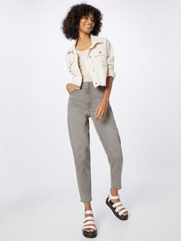 LEVI'S ® Tapered Jeans 'High Waisted Mom Jean' in Grau