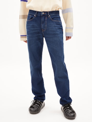 ARMEDANGELS Regular Jeans 'Dylaano' in Blauw: voorkant